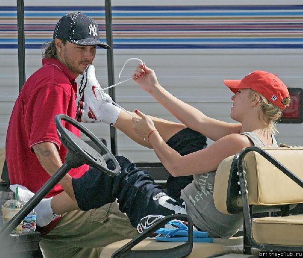 Бритни и Кевин играют в гольф 1.jpg(Бритни Спирс, Britney Spears)