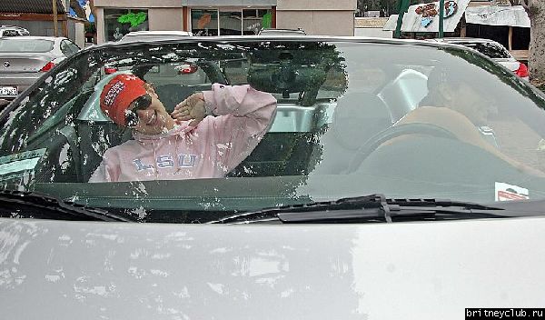 Бритни и Кевин покупают кофейные напитки4.jpg(Бритни Спирс, Britney Spears)