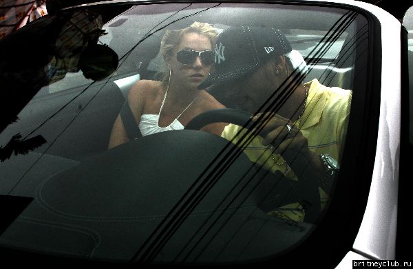 Брит и Кевин идут в MoonShadowsb1.jpg(Бритни Спирс, Britney Spears)