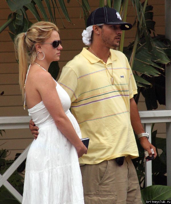 Брит и Кевин идут в MoonShadowsb21.jpg(Бритни Спирс, Britney Spears)