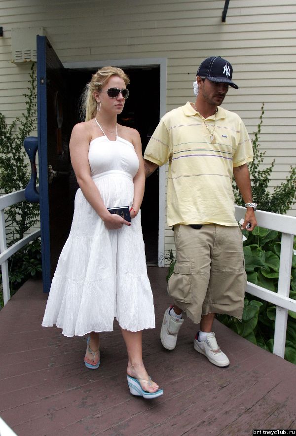 Брит и Кевин идут в MoonShadowsb5.jpg(Бритни Спирс, Britney Spears)