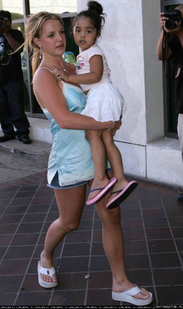 Бритни идет в больницу вместе с Кори1115582591768.jpg(Бритни Спирс, Britney Spears)