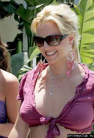 Бритни с подругой идут в Moonshadows0020.jpg(Бритни Спирс, Britney Spears)