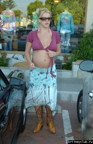 Бритни с подругой идут в Moonshadows0035.jpg(Бритни Спирс, Britney Spears)