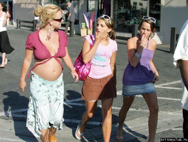Бритни с подругой идут в Moonshadowsb4.jpg(Бритни Спирс, Britney Spears)