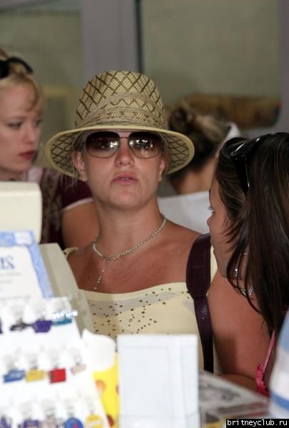 Бритни в зоомагазине в Майями04.jpg(Бритни Спирс, Britney Spears)