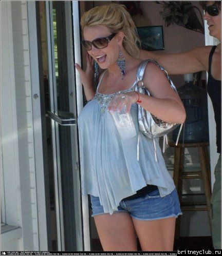 Бритни в салоне Magic Nailsnormal_britneyspears-nails1.jpg(Бритни Спирс, Britney Spears)