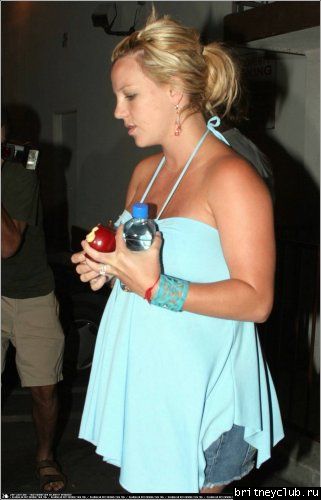 Бритни на шоппинге в Hollywood Plazanormal_britneyspears-studio5.jpg(Бритни Спирс, Britney Spears)