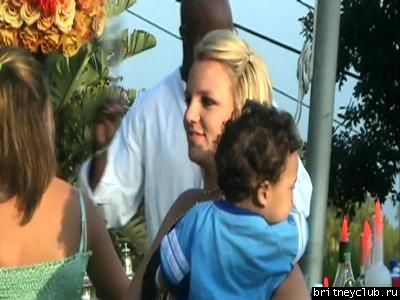 Бритни с семьей в Baby Shower13.jpg(Бритни Спирс, Britney Spears)