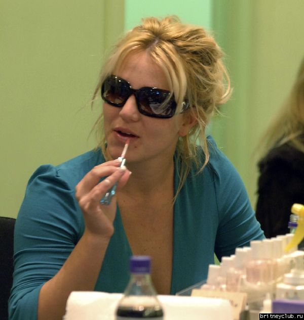 Бритни в маникюрном салоне06.jpg(Бритни Спирс, Britney Spears)