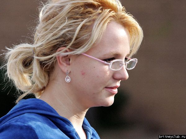 Бритни идет в магазин нижнего белья bspearsglasses110605_22.jpg(Бритни Спирс, Britney Spears)