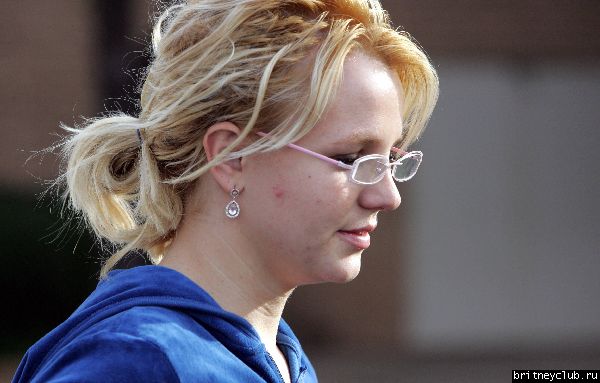 Бритни идет в магазин нижнего белья bspearsglasses110605_24.jpg(Бритни Спирс, Britney Spears)