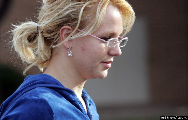 Бритни идет в магазин нижнего белья bspearsglasses110605_25.jpg(Бритни Спирс, Britney Spears)
