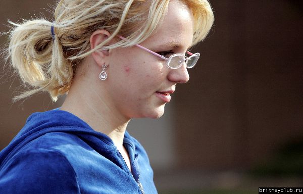 Бритни идет в магазин нижнего белья bspearsglasses110605_26.jpg(Бритни Спирс, Britney Spears)