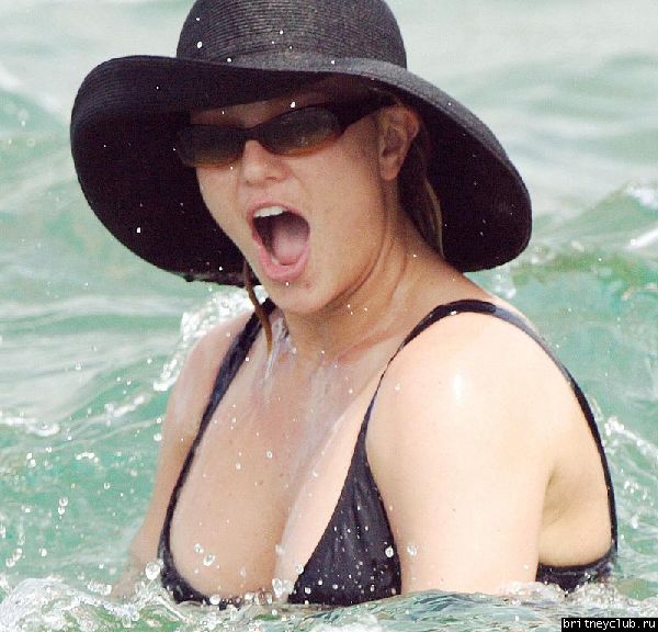 Бритни с Шоном на пляжеo8ffaq9be.jpg(Бритни Спирс, Britney Spears)