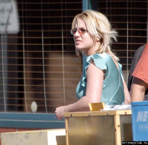 На съемочной площадке сериала  Will&Gracebspearsfilmingwg22zj.jpg(Бритни Спирс, Britney Spears)