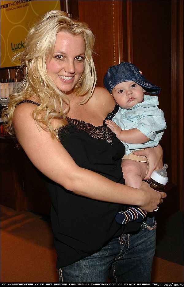 The Lucky Club 200603.jpg(Бритни Спирс, Britney Spears)