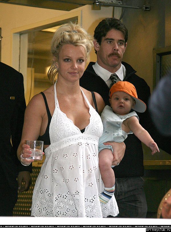 Бритни чуть не выронила ребенка01.jpg(Бритни Спирс, Britney Spears)