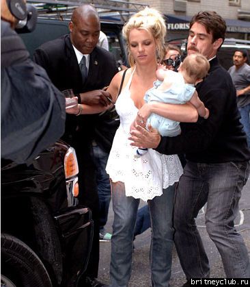 Бритни чуть не выронила ребенка04.jpg(Бритни Спирс, Britney Spears)