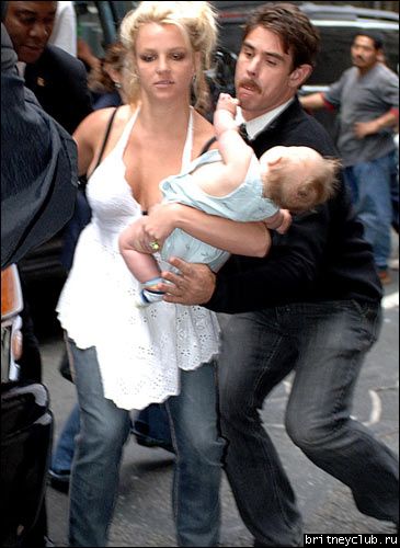 Бритни чуть не выронила ребенка06.jpg(Бритни Спирс, Britney Spears)