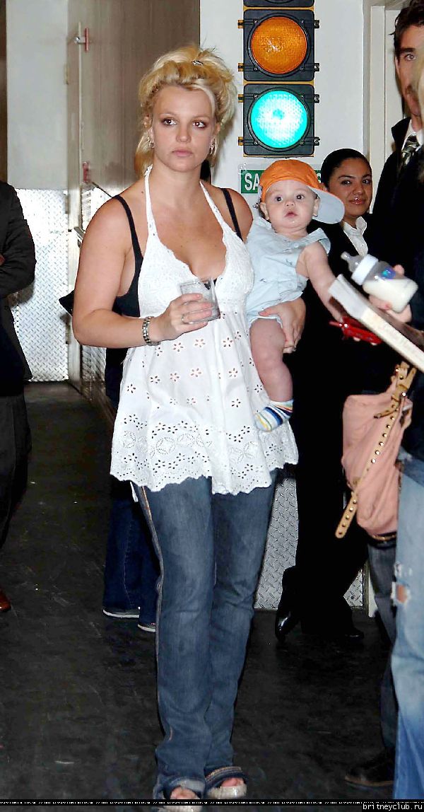 Бритни чуть не выронила ребенка1148661418051.jpg(Бритни Спирс, Britney Spears)