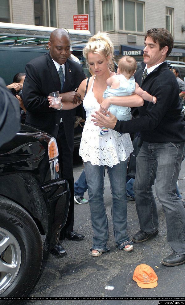 Бритни чуть не выронила ребенка1148661446548.jpg(Бритни Спирс, Britney Spears)