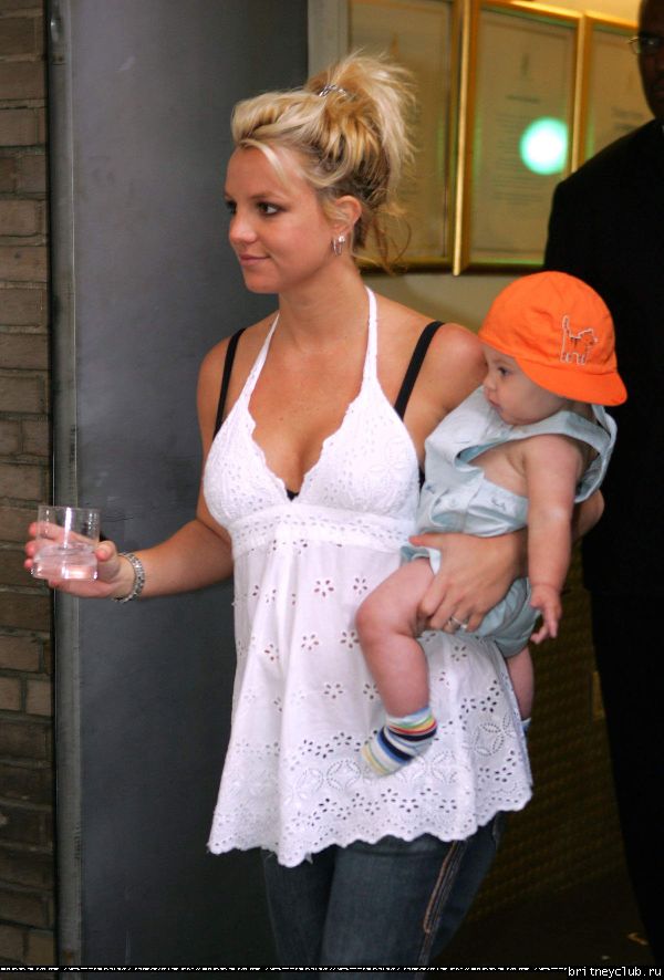 Бритни чуть не выронила ребенка1148661517723.jpg(Бритни Спирс, Britney Spears)