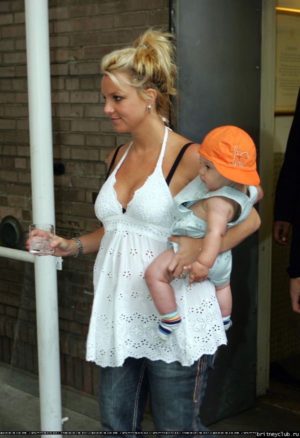 Бритни чуть не выронила ребенка1148661521532.jpg(Бритни Спирс, Britney Spears)