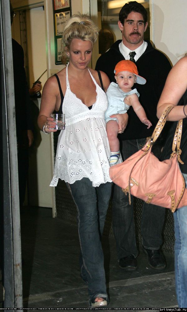 Бритни чуть не выронила ребенка1148661526873.jpg(Бритни Спирс, Britney Spears)