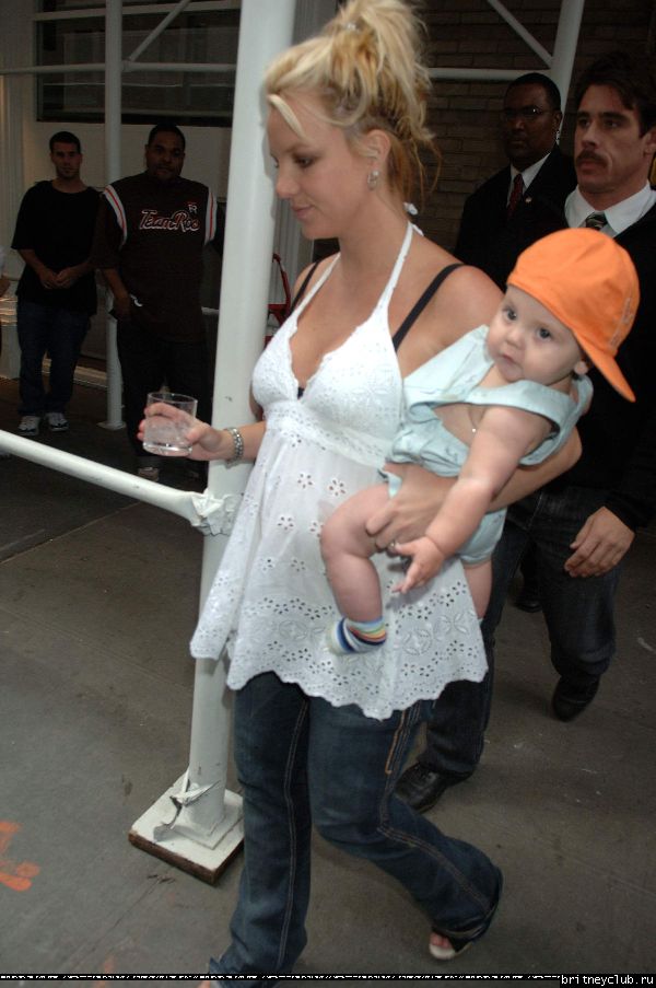 Бритни чуть не выронила ребенка31.jpg(Бритни Спирс, Britney Spears)