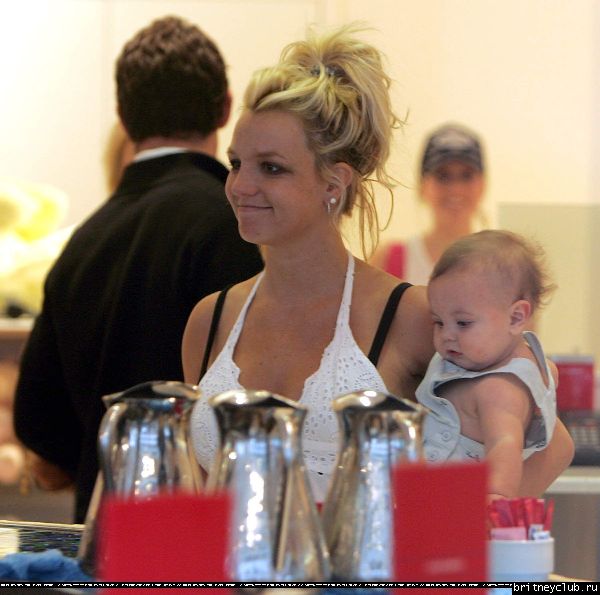 Бритни чуть не выронила ребенка63.jpg(Бритни Спирс, Britney Spears)