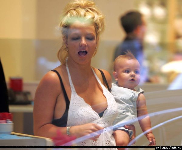 Бритни чуть не выронила ребенка65.jpg(Бритни Спирс, Britney Spears)