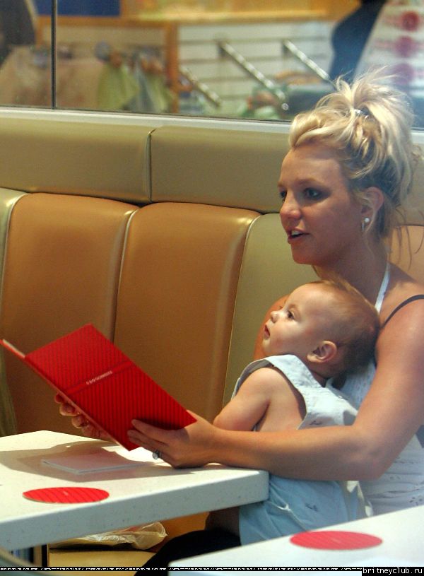 Бритни чуть не выронила ребенка67.jpg(Бритни Спирс, Britney Spears)