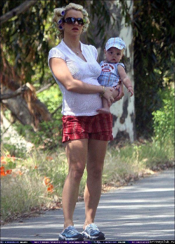 Бритни и Шон на прогулке04.jpg(Бритни Спирс, Britney Spears)