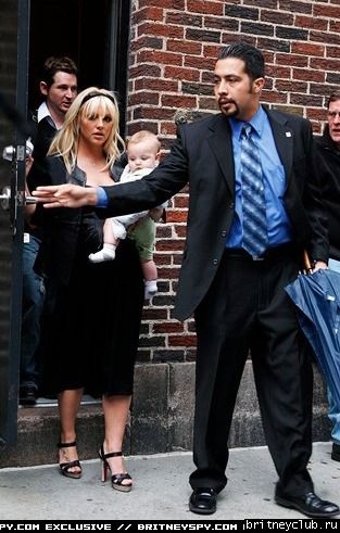Бритни прибыла на David Letterman Show06.jpg(Бритни Спирс, Britney Spears)