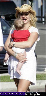 Бритни и Шон наслаждаются солнечным днем в Малибу07.jpg(Бритни Спирс, Britney Spears)