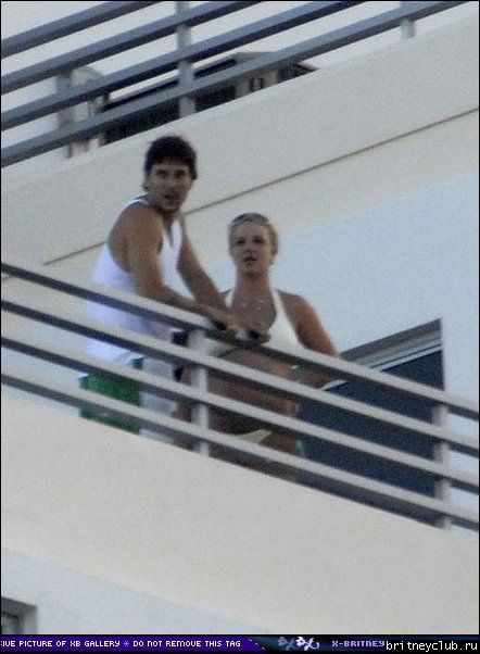 Бритни и Кевин на балконе03.jpg(Бритни Спирс, Britney Spears)
