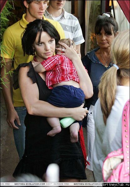 Бритни с семьей посетила ресторан 03.jpg(Бритни Спирс, Britney Spears)