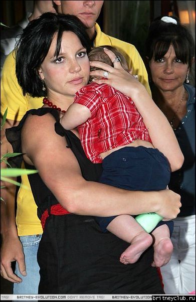 Бритни с семьей посетила ресторан 04.jpg(Бритни Спирс, Britney Spears)
