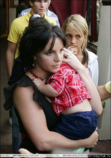 Бритни с семьей посетила ресторан 1151606452609.jpg(Бритни Спирс, Britney Spears)