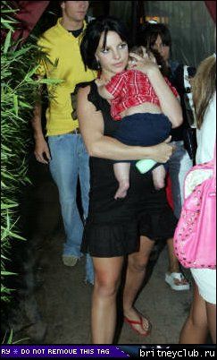 Бритни с семьей посетила ресторан 1151606465957.jpg(Бритни Спирс, Britney Spears)