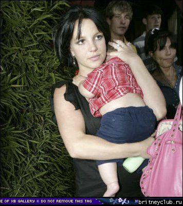 Бритни с семьей посетила ресторан 1151606467671.jpg(Бритни Спирс, Britney Spears)