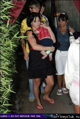 Бритни с семьей посетила ресторан 13.jpg(Бритни Спирс, Britney Spears)