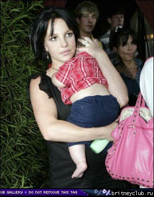 Бритни с семьей посетила ресторан 38.jpg(Бритни Спирс, Britney Spears)