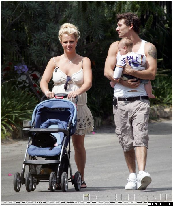 Бритни, Кевин и Шон Престон в Малибу09.jpg(Бритни Спирс, Britney Spears)