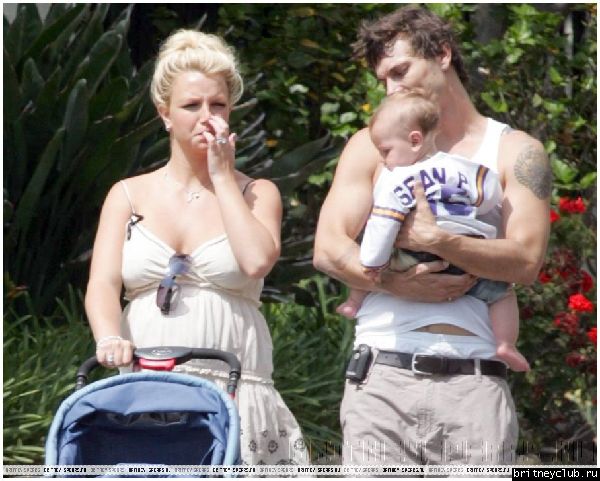 Бритни, Кевин и Шон Престон в Малибу12.jpg(Бритни Спирс, Britney Spears)