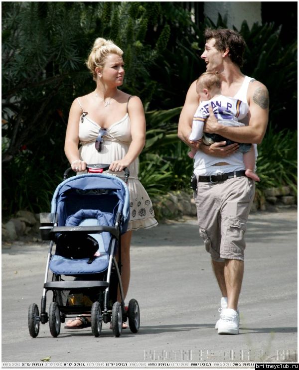 Бритни, Кевин и Шон Престон в Малибу15.jpg(Бритни Спирс, Britney Spears)