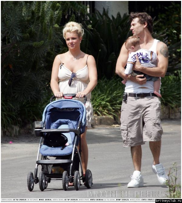 Бритни, Кевин и Шон Престон в Малибу20.jpg(Бритни Спирс, Britney Spears)