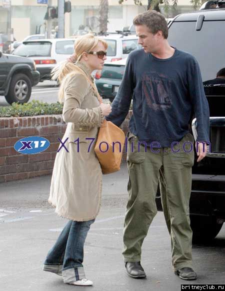 Бритни с неизвестным мужчинойBSpearsNEWMAN112306_7.jpg(Бритни Спирс, Britney Spears)
