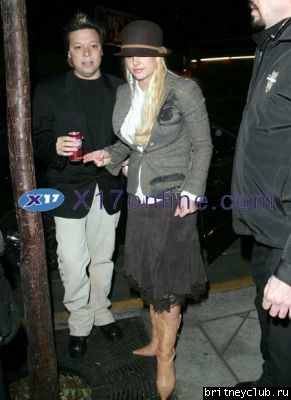 Бритни с Айзеком Когеном после вечеринкиnormal_BSpearsThrowUp0112_3.jpg(Бритни Спирс, Britney Spears)